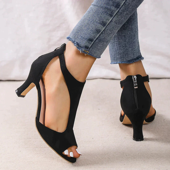 "Elegante orthopedische hak sandalen voor dames, met verhoogde hak en duurzame materialen voor comfort en stijl."