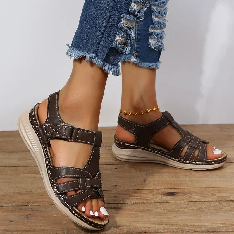 "Elegante orthopedische sandalen voor dames met stevig ontwerp en zacht voetbed, ideaal voor stijlvol dagelijks gebruik."