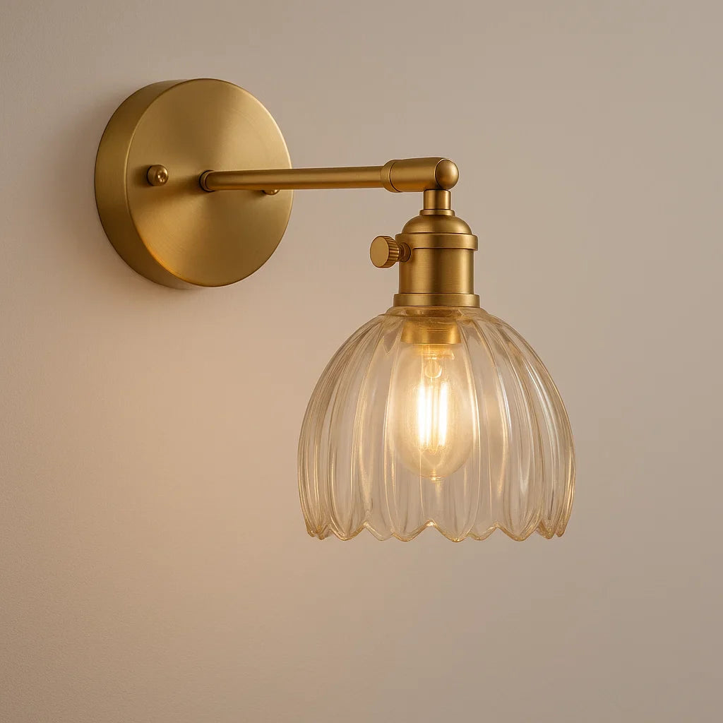 "Elegante retro wandlamp met glazen tulpenkap, verspreidt warme gloed, vintage charme voor klassieke interieurstijlen."