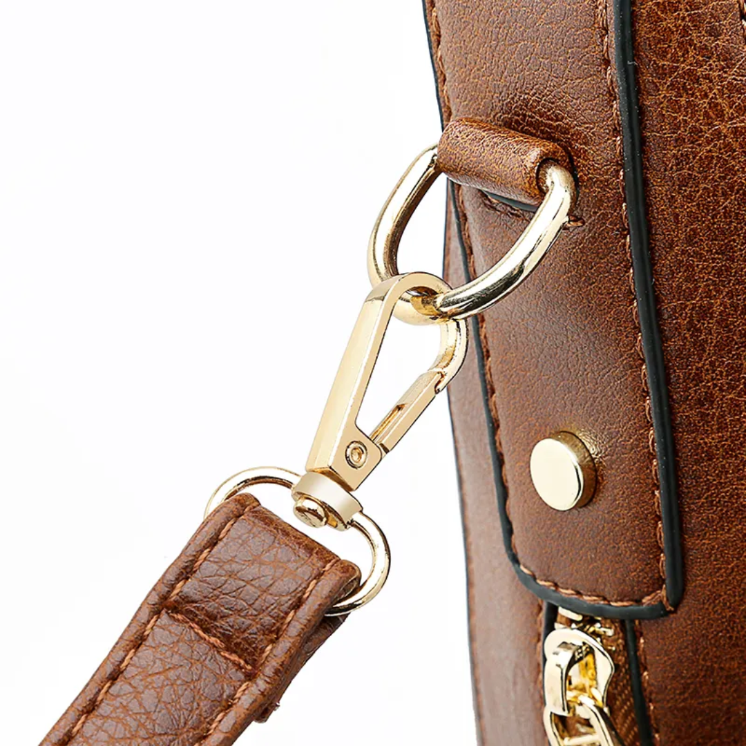 "Elegante rode hobo tas voor dames met vintage charme, ruim interieur, ideaal voor dagelijks gebruik in stijl."