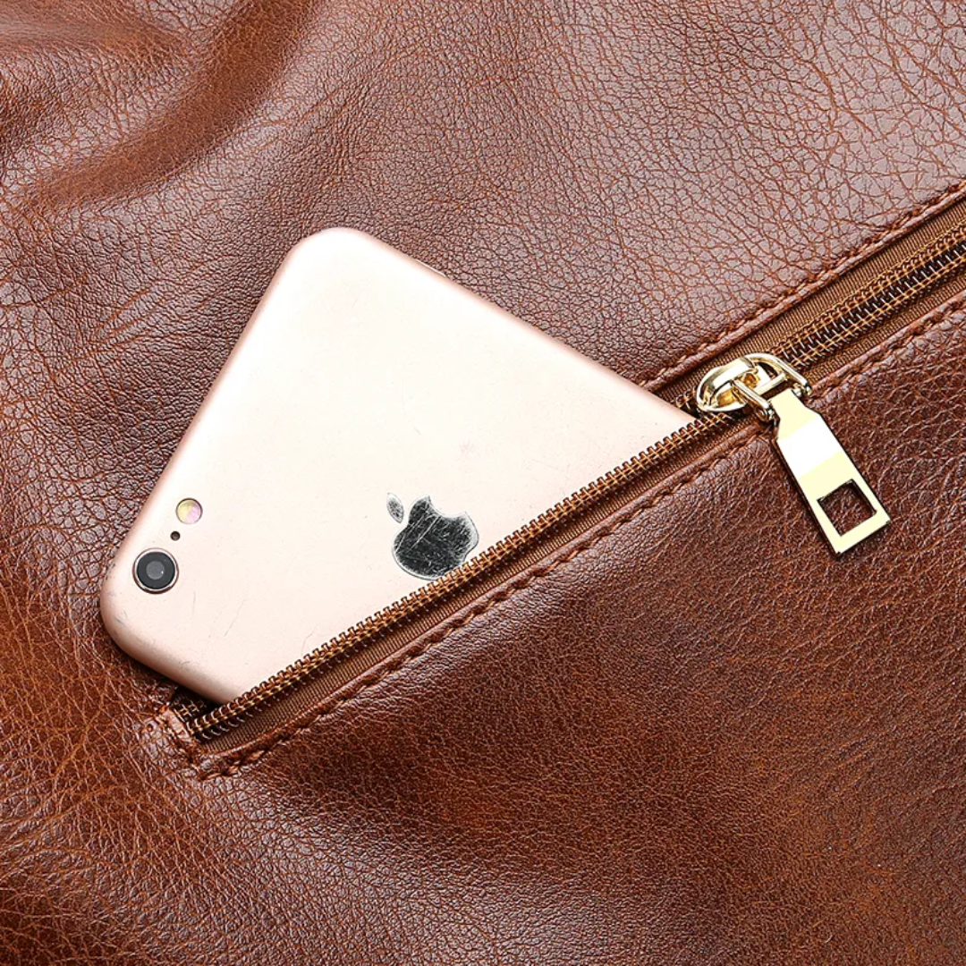 "Elegante rode hobo tas voor dames met vintage charme, ruim interieur, ideaal voor dagelijks gebruik in stijl."