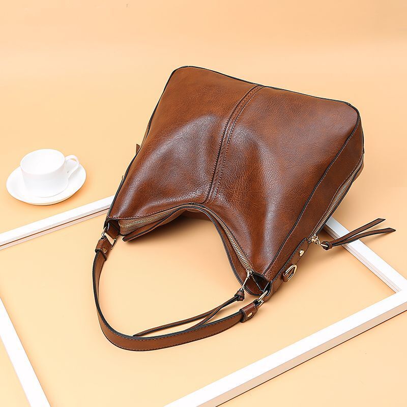 "Elegante rode hobo tas voor dames met vintage charme, ruim interieur, ideaal voor dagelijks gebruik in stijl."