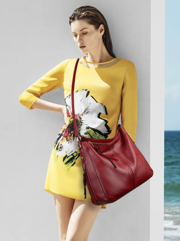 "Elegante rode hobo tas voor dames met vintage charme, ruim interieur, ideaal voor dagelijks gebruik in stijl."