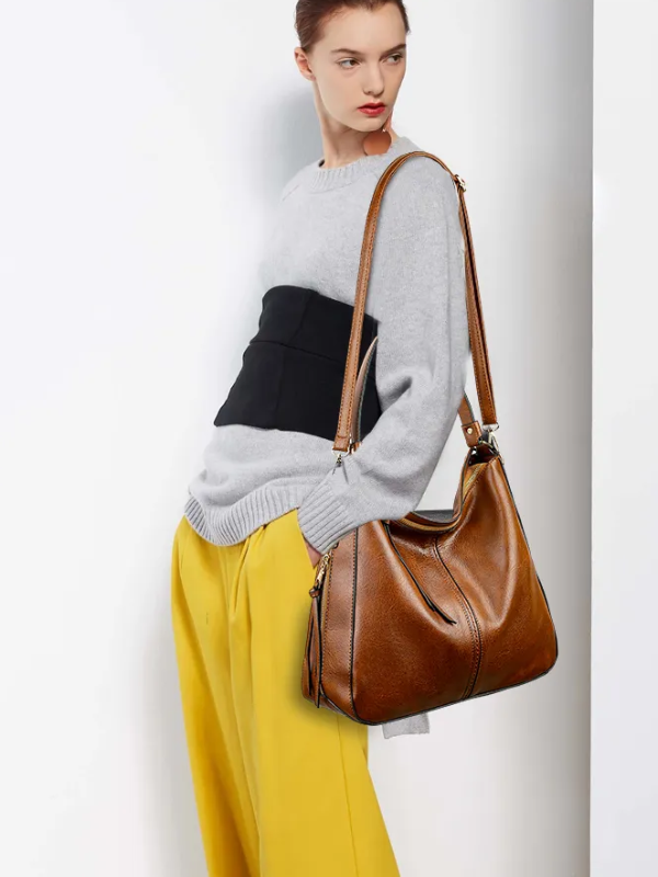 "Elegante rode hobo tas voor dames met vintage charme, ruim interieur, ideaal voor dagelijks gebruik in stijl."