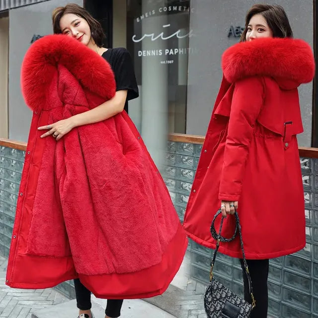 "Elegante rode winterparka voor dames met isolerende voering en ruime zakken, ideaal voor stijlvolle winteractiviteiten."