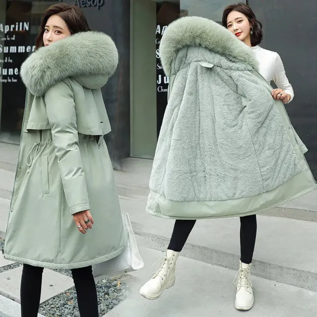 "Elegante rode winterparka voor dames met isolerende voering en ruime zakken, ideaal voor stijlvolle winteractiviteiten."