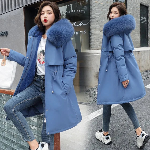 "Elegante rode winterparka voor dames met isolerende voering en ruime zakken, ideaal voor stijlvolle winteractiviteiten."
