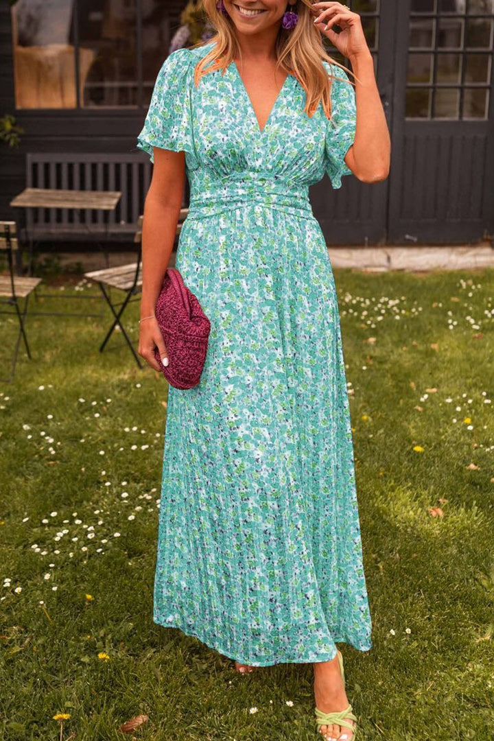 "Elegante roze zomerjurk met bloemenpatroon, luchtige stijl, damesjurk ideaal voor zomerse dagen en avondfeesten."