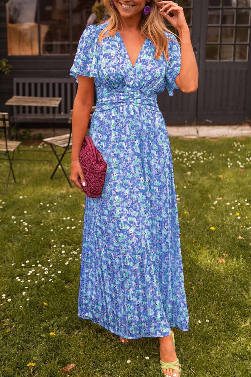 "Elegante roze zomerjurk met bloemenpatroon, luchtige stijl, damesjurk ideaal voor zomerse dagen en avondfeesten."