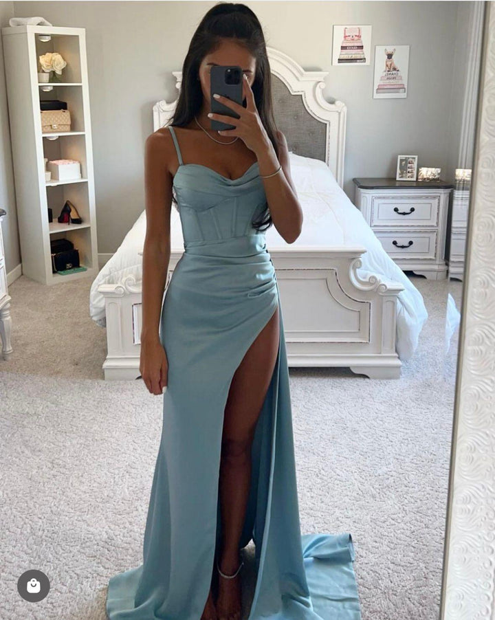 Elegante satijnen maxi avondjurk met sweetheart halslijn, spaghettibandjes en hoge split, perfect voor chique evenementen.