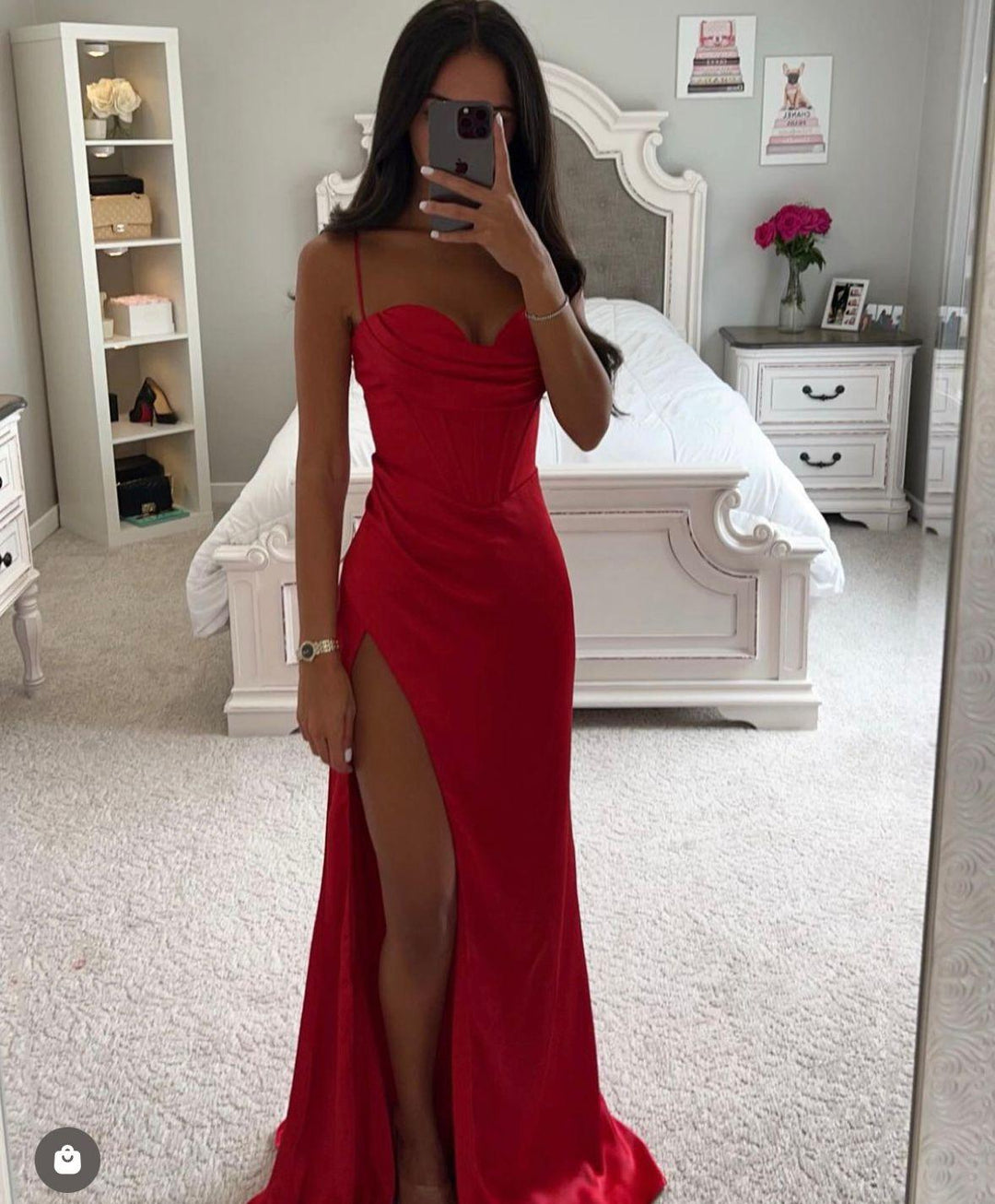 Elegante satijnen maxi avondjurk met sweetheart halslijn, spaghettibandjes en hoge split, perfect voor chique evenementen.