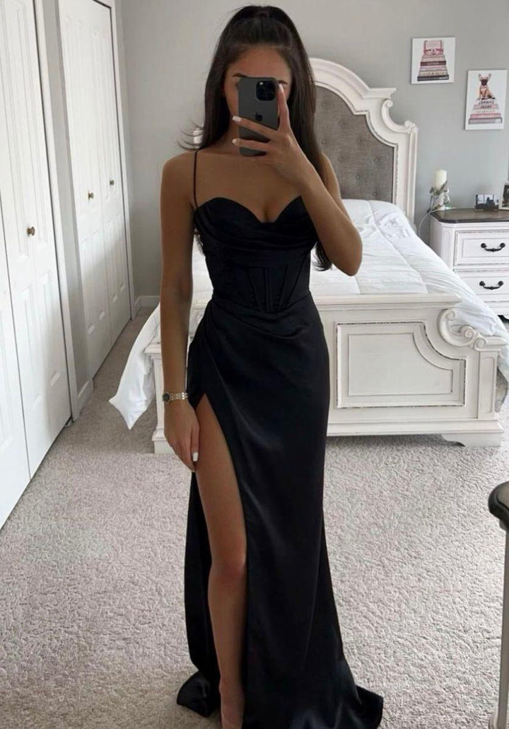 Elegante satijnen maxi avondjurk met sweetheart halslijn, spaghettibandjes en hoge split, perfect voor chique evenementen.