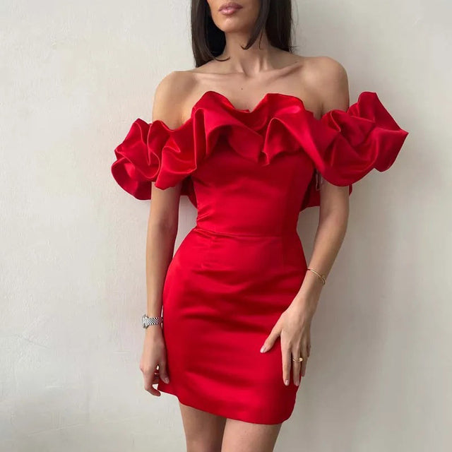 "Elegante satijnen off-shoulder avondjurk met ruches, accentueert schouders, ideaal als partywear."