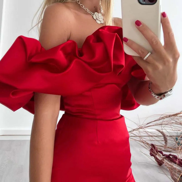 "Elegante satijnen off-shoulder avondjurk met ruches, accentueert schouders, ideaal als partywear."