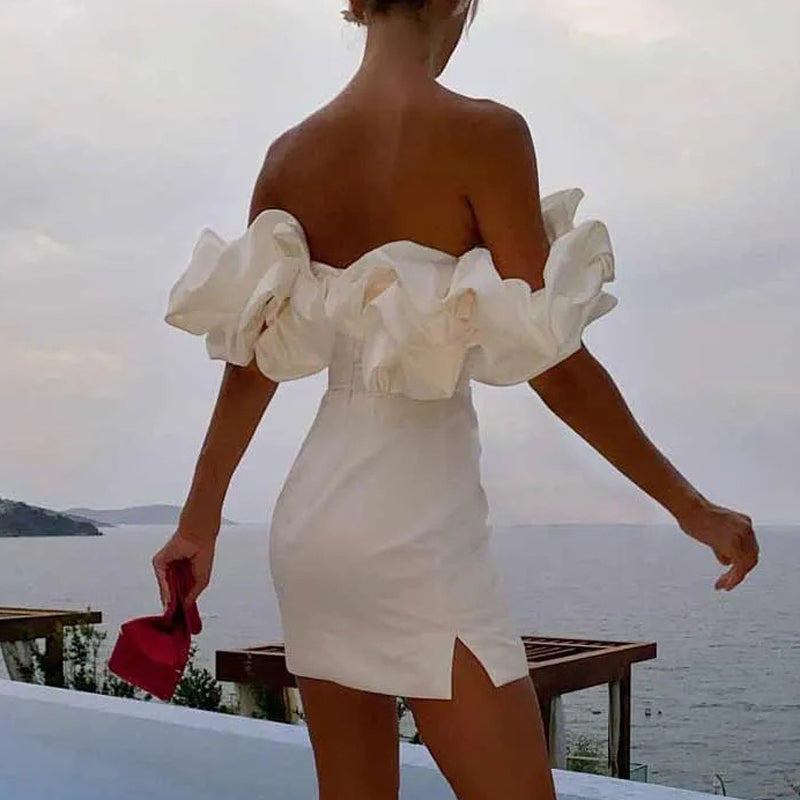 "Elegante satijnen off-shoulder avondjurk met ruches, accentueert schouders, ideaal als partywear."