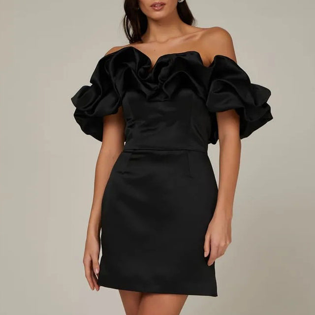 "Elegante satijnen off-shoulder avondjurk met ruches, accentueert schouders, ideaal als partywear."