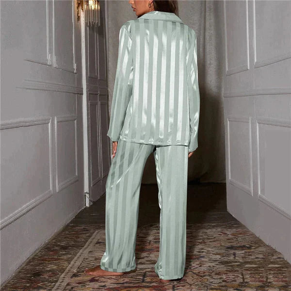 "Elegante satijnen pyjamaset in luxe beige, grijs, groen of zwart, soepel vallend en zacht voor ultiem nachtelijk comfort."