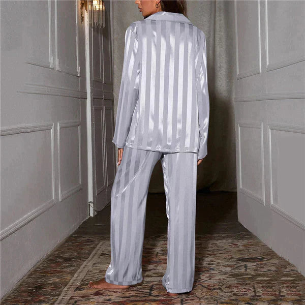 "Elegante satijnen pyjamaset in luxe beige, grijs, groen of zwart, soepel vallend en zacht voor ultiem nachtelijk comfort."