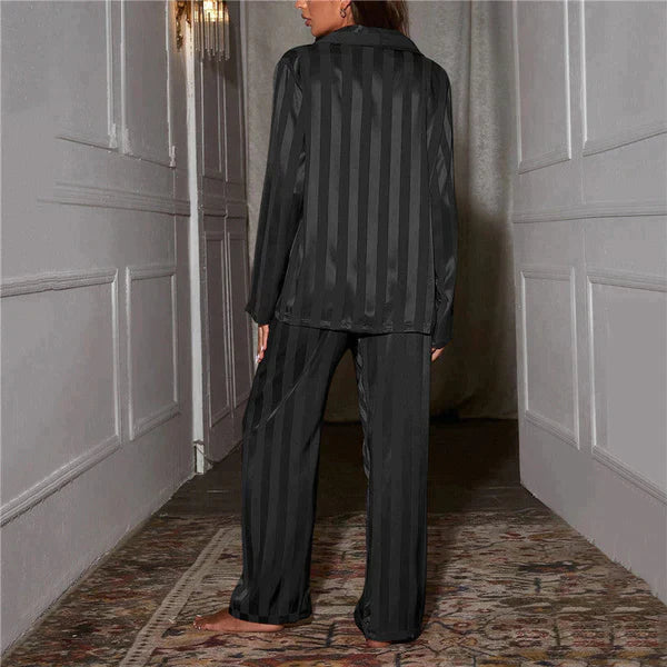 "Elegante satijnen pyjamaset in luxe beige, grijs, groen of zwart, soepel vallend en zacht voor ultiem nachtelijk comfort."