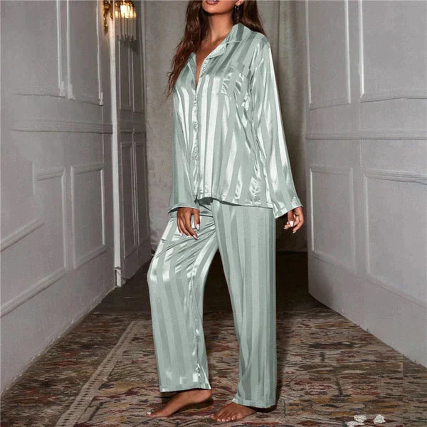 "Elegante satijnen pyjamaset in luxe beige, grijs, groen of zwart, soepel vallend en zacht voor ultiem nachtelijk comfort."