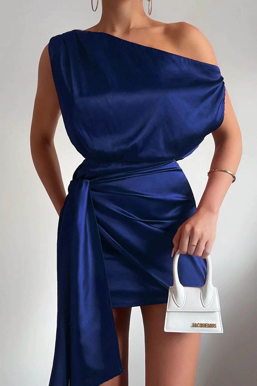 "Elegante schouderloze mini jurk van satijn in donkerblauw, moderne one shoulder stijl, glanzend en stijlvol ontwerp."