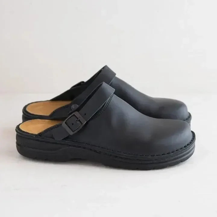 Elegante slip-on leren klompen voor dames, bruin leer met ergonomisch ontwerp, voor dagelijks comfort en stijl.