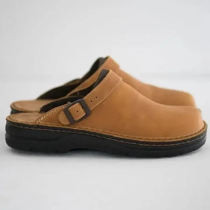 Elegante slip-on leren klompen voor dames, bruin leer met ergonomisch ontwerp, voor dagelijks comfort en stijl.