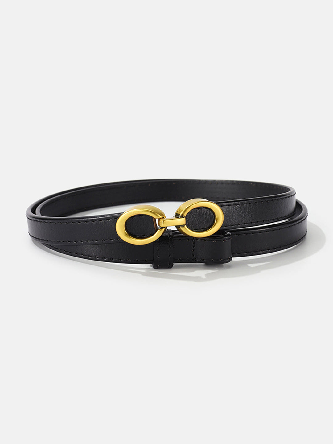 "Elegante smalle damesriem van leer met moderne gouden ringengesp, ideaal voor elke stijlvolle outfit"