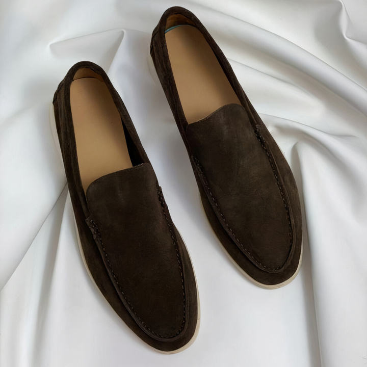 "Elegante smart-casual herenloafers in diverse kleuren met een strak silhouet, ideaal voor zowel formele als informele gelege