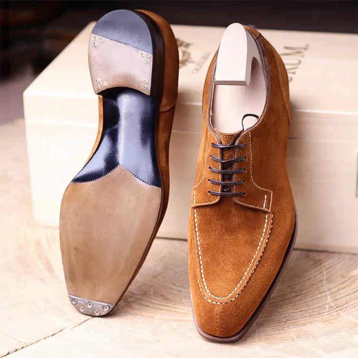 Elegante suède heren veterschoenen in donkerbruin, klassiek ontwerp, hoogwaardige afwerking voor formele en casual looks.
