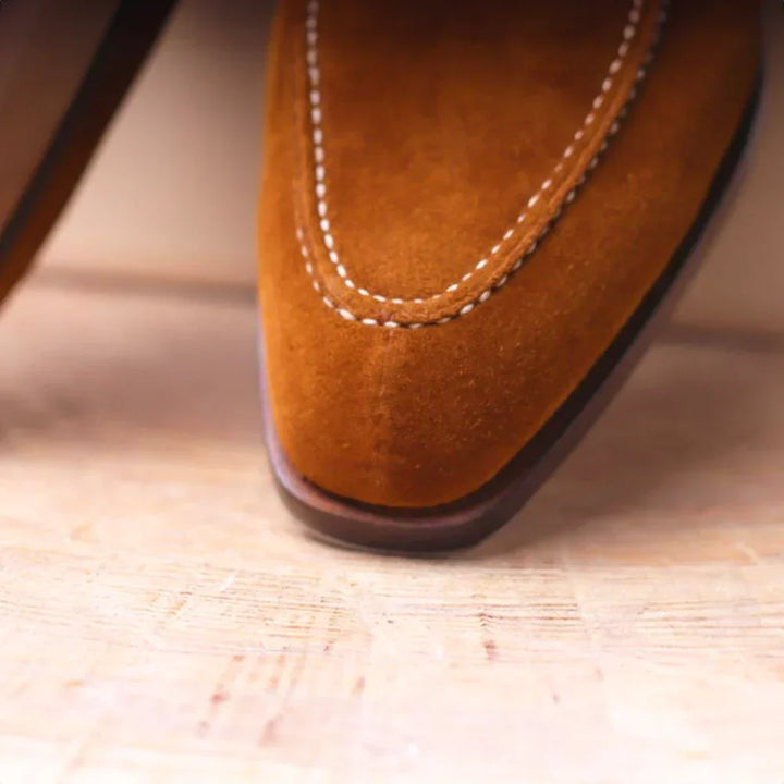 Elegante suède heren veterschoenen in donkerbruin, klassiek ontwerp, hoogwaardige afwerking voor formele en casual looks.
