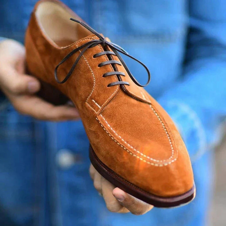 Elegante suède heren veterschoenen in donkerbruin, klassiek ontwerp, hoogwaardige afwerking voor formele en casual looks.