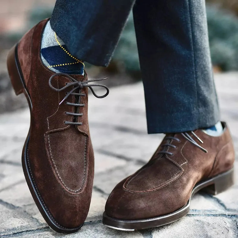 Elegante suède heren veterschoenen in donkerbruin, klassiek ontwerp, hoogwaardige afwerking voor formele en casual looks.