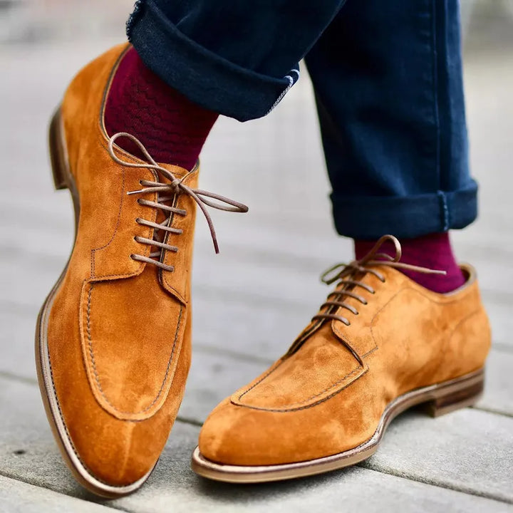 Elegante suède heren veterschoenen in donkerbruin, klassiek ontwerp, hoogwaardige afwerking voor formele en casual looks.