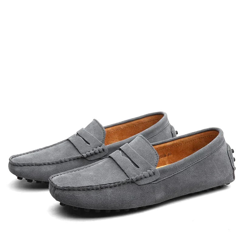 "Elegante suède herenloafers in Italiaanse stijl, bruine kleur, met comfortabele pasvorm voor casual en formele gelegenheden.