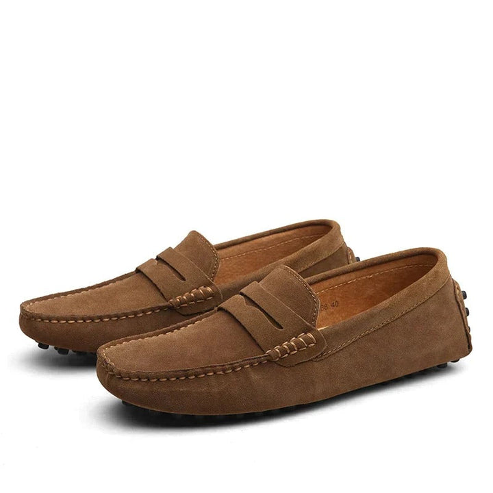 "Elegante suède herenloafers in Italiaanse stijl, bruine kleur, met comfortabele pasvorm voor casual en formele gelegenheden.