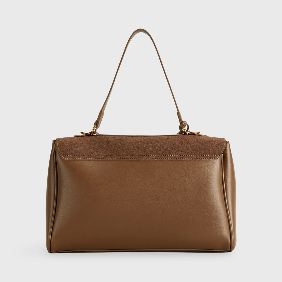 "Elegante suéde schoudertas met vegan leren details, verstelbare riem en goudkleurige hardware, ideaal voor dagelijks gebruik