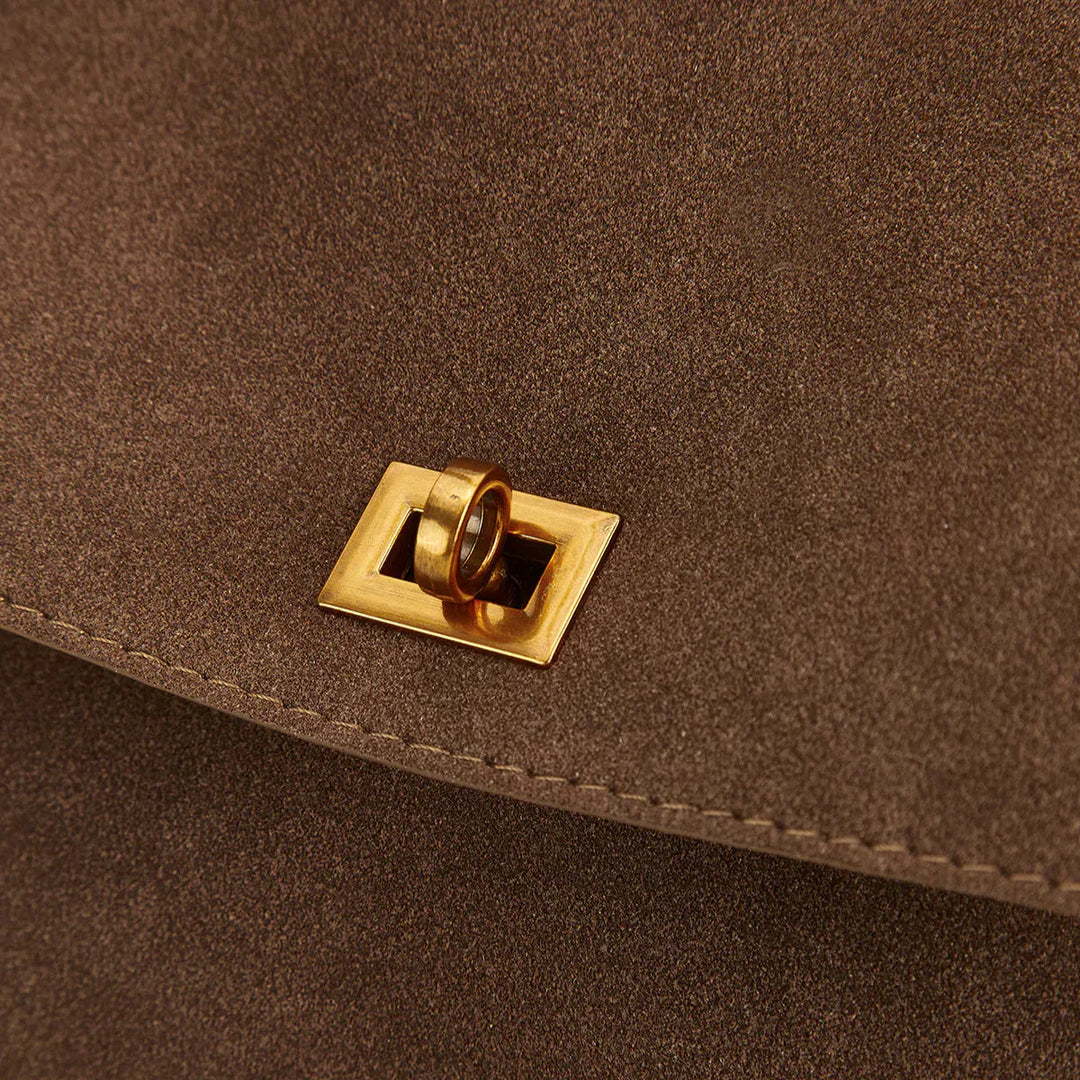 "Elegante suéde schoudertas met vegan leren details, verstelbare riem en goudkleurige hardware, ideaal voor dagelijks gebruik