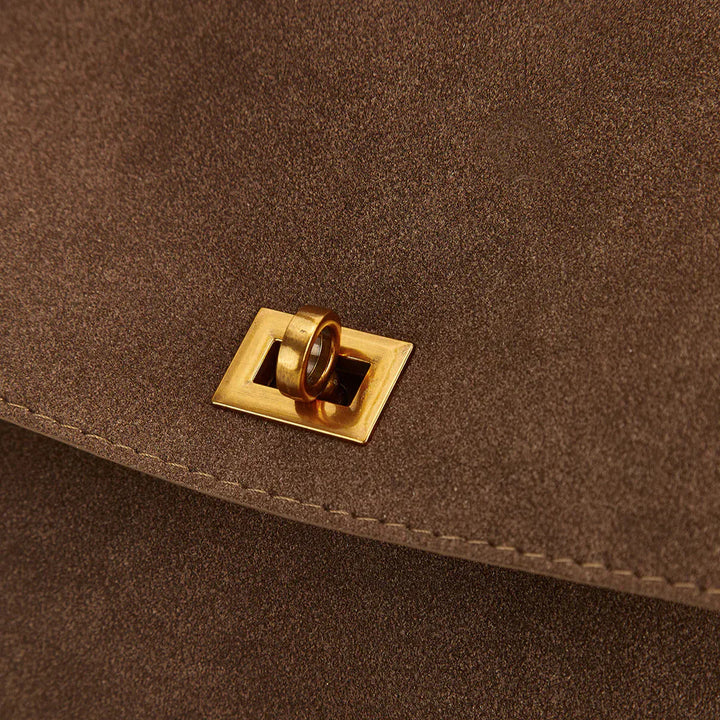 "Elegante suéde schoudertas met vegan leren details, verstelbare riem en goudkleurige hardware, ideaal voor dagelijks gebruik
