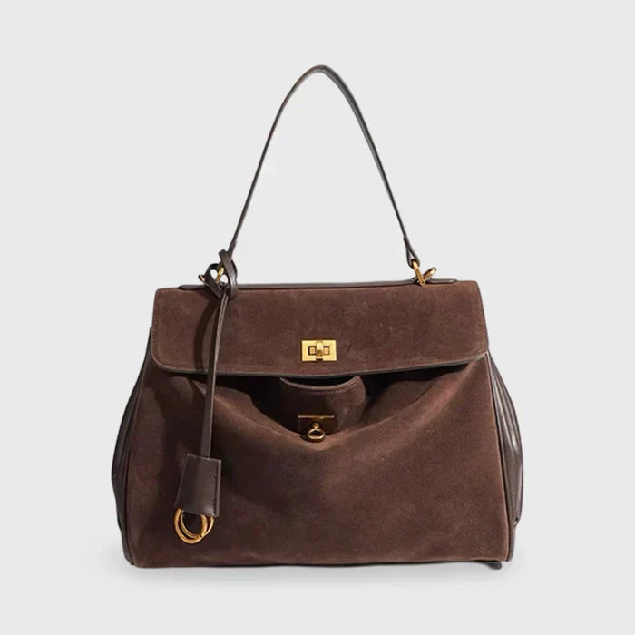 "Elegante suéde schoudertas met vegan leren details, verstelbare riem en goudkleurige hardware, ideaal voor dagelijks gebruik