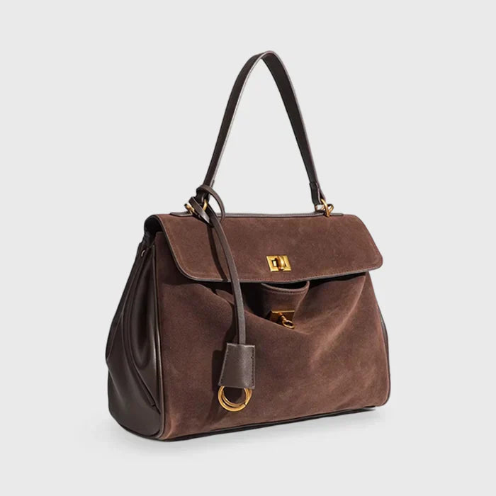 "Elegante suéde schoudertas met vegan leren details, verstelbare riem en goudkleurige hardware, ideaal voor dagelijks gebruik
