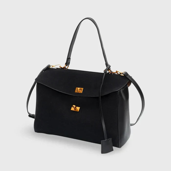 "Elegante suéde schoudertas met vegan leren details, verstelbare riem en goudkleurige hardware, ideaal voor dagelijks gebruik