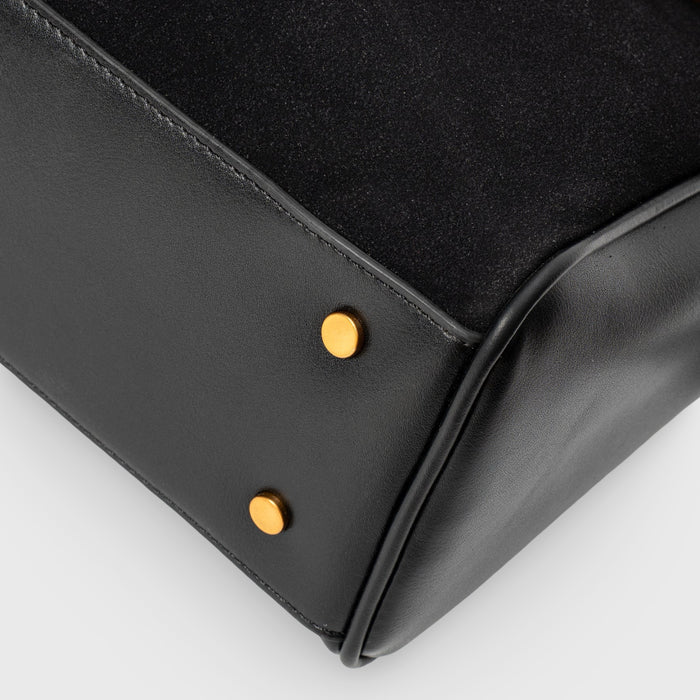 "Elegante suéde schoudertas met vegan leren details, verstelbare riem en goudkleurige hardware, ideaal voor dagelijks gebruik