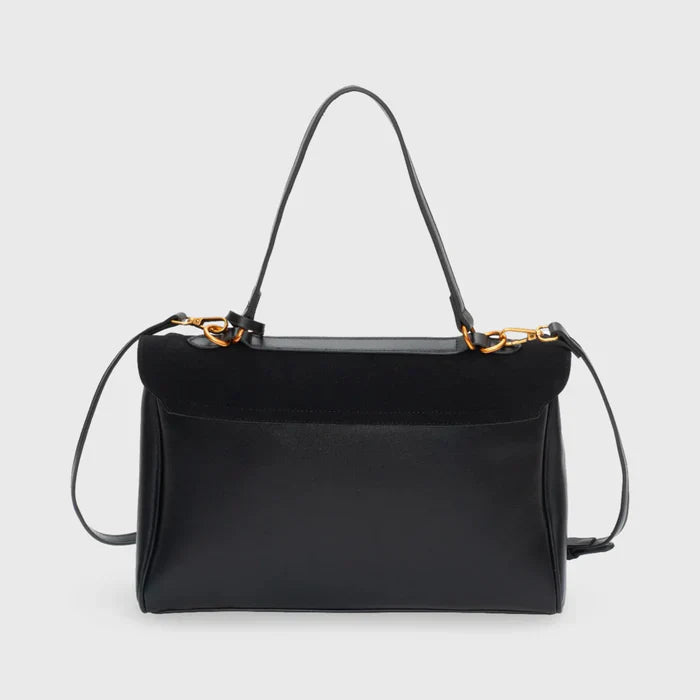 "Elegante suéde schoudertas met vegan leren details, verstelbare riem en goudkleurige hardware, ideaal voor dagelijks gebruik