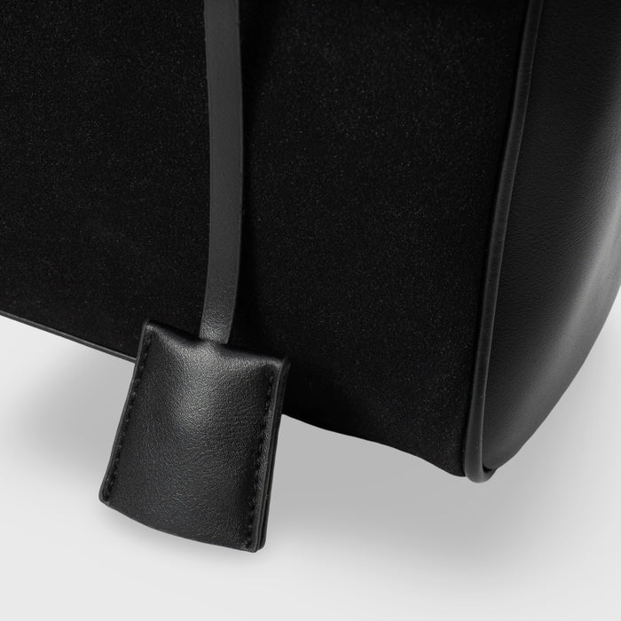"Elegante suéde schoudertas met vegan leren details, verstelbare riem en goudkleurige hardware, ideaal voor dagelijks gebruik
