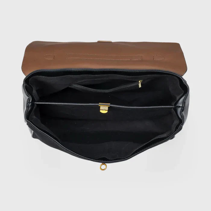 "Elegante suéde schoudertas met vegan leren details, verstelbare riem en goudkleurige hardware, ideaal voor dagelijks gebruik