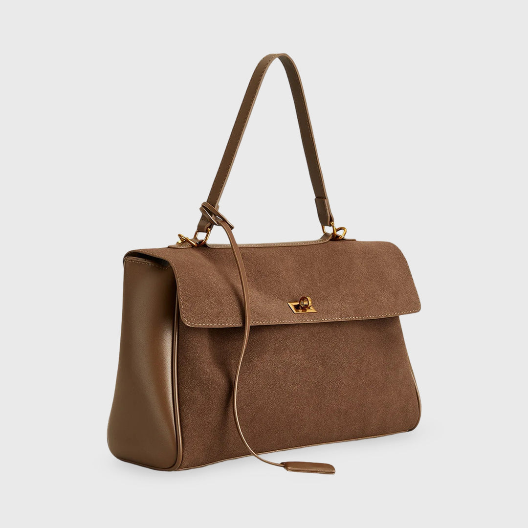 "Elegante suéde schoudertas met vegan leren details, verstelbare riem en goudkleurige hardware, ideaal voor dagelijks gebruik