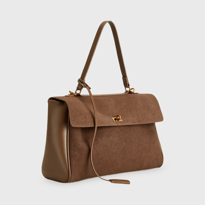 "Elegante suéde schoudertas met vegan leren details, verstelbare riem en goudkleurige hardware, ideaal voor dagelijks gebruik