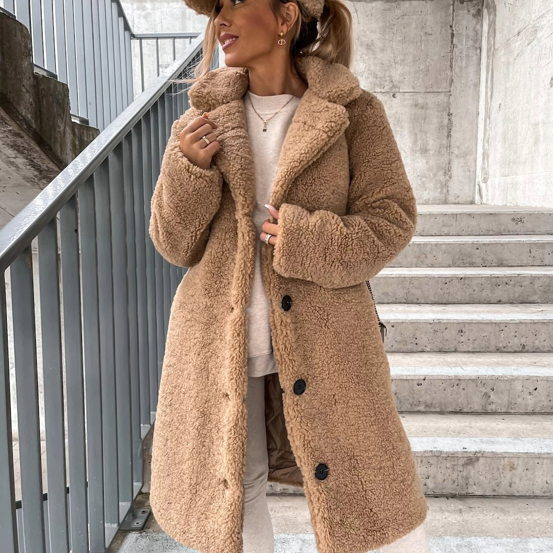 "Elegante teddybeer winterjas voor dames, warme zachte stof, grote kraag, trendy knopen, veelzijdig en modieus."