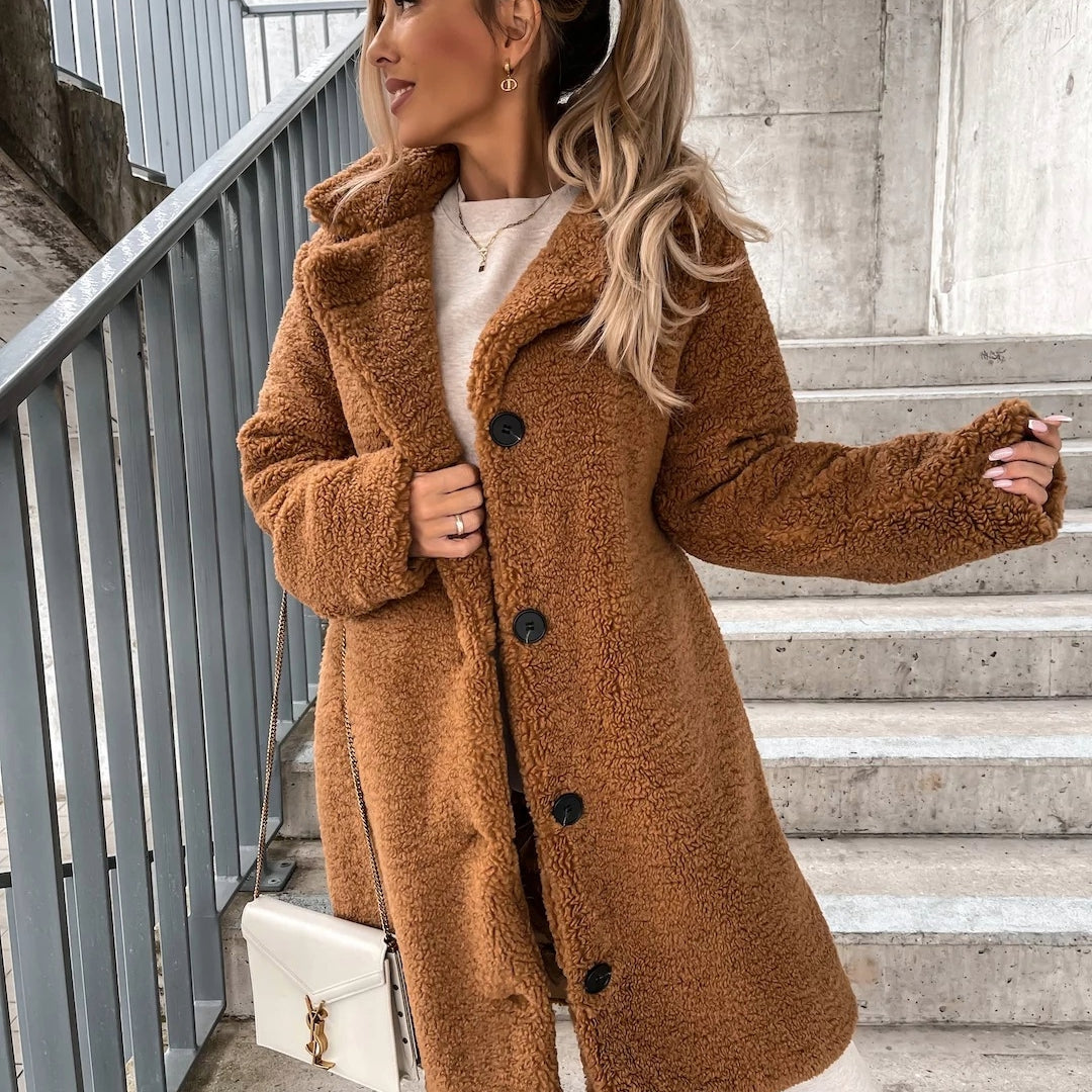 "Elegante teddybeer winterjas voor dames, warme zachte stof, grote kraag, trendy knopen, veelzijdig en modieus."